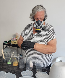 Preparação de resina epóxi com pigmentos e moldes na aula prática